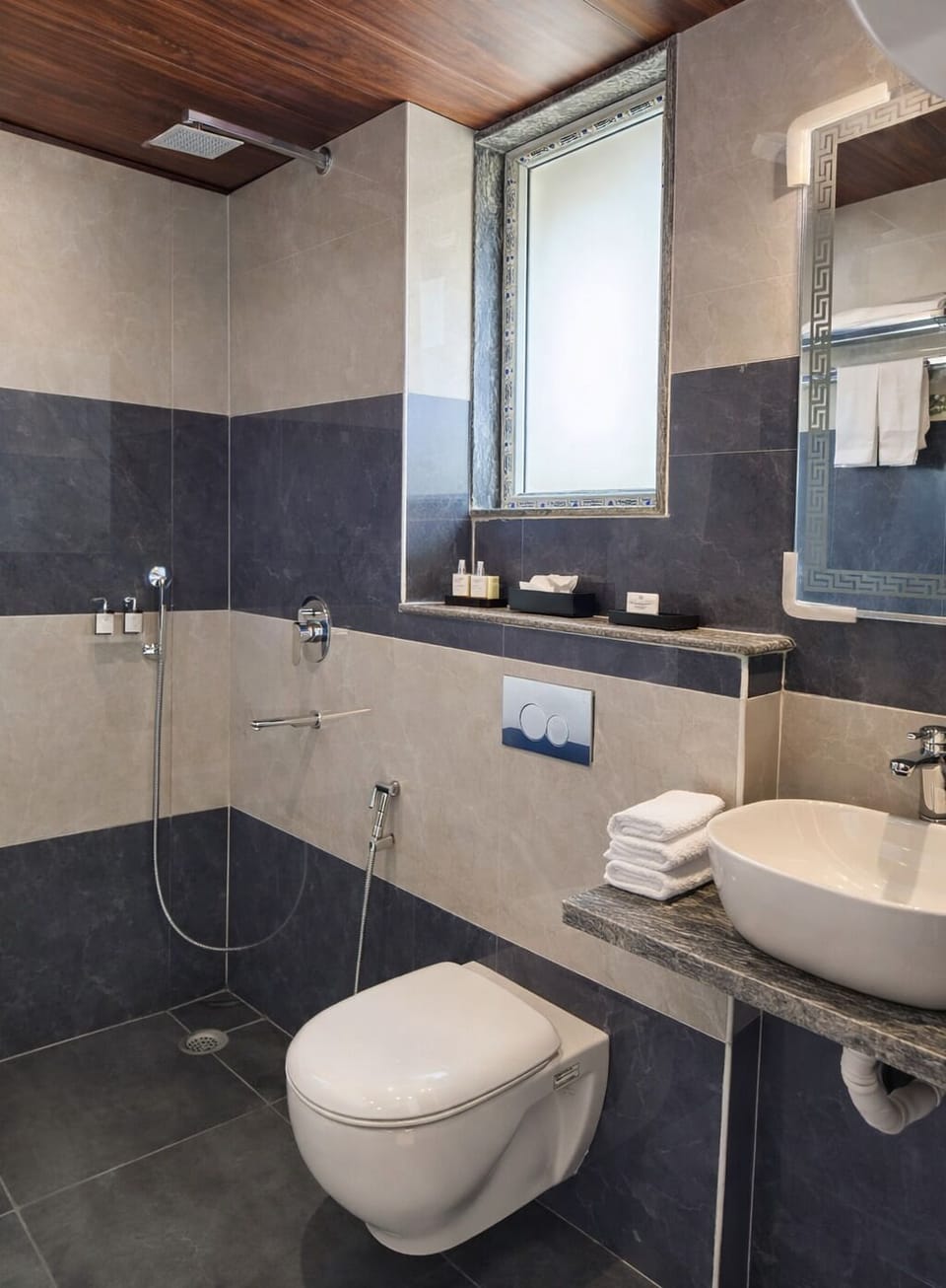 Executive Double Room | Bathroom | Shower, free toiletries, bidet, towels