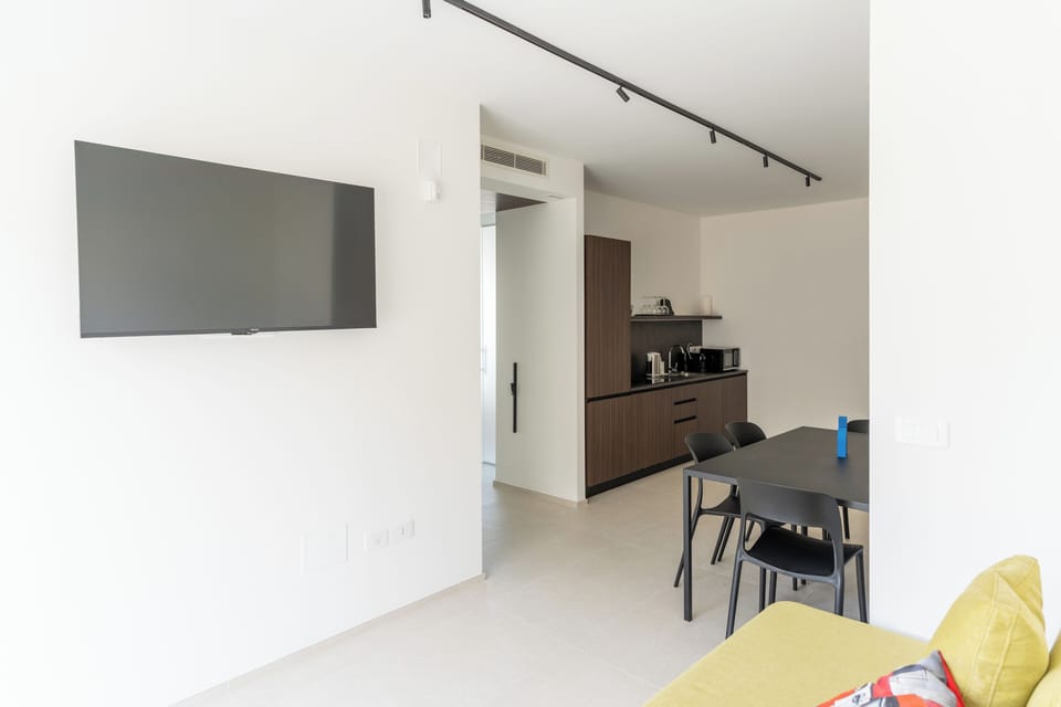 Deluxe Apartment, 2 Bedrooms, Kitchen | Interior