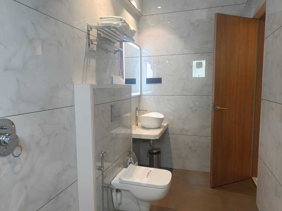 Comfort Triple Room | Bathroom | Slippers, towels, soap, shampoo