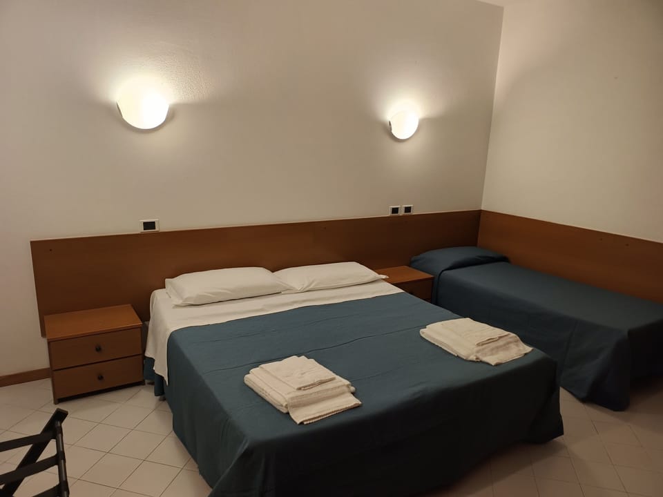 Comfort Triple Room | Laptop workspace, WiFi (free)