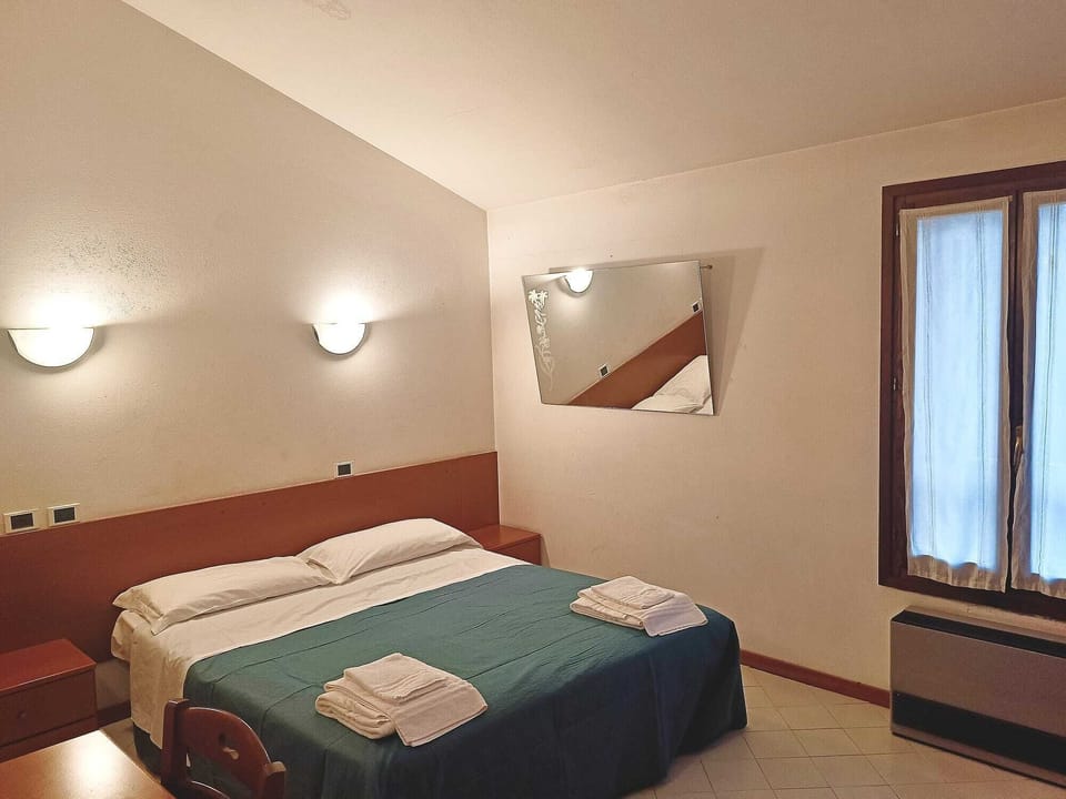 Classic Double or Twin Room | Laptop workspace, free WiFi