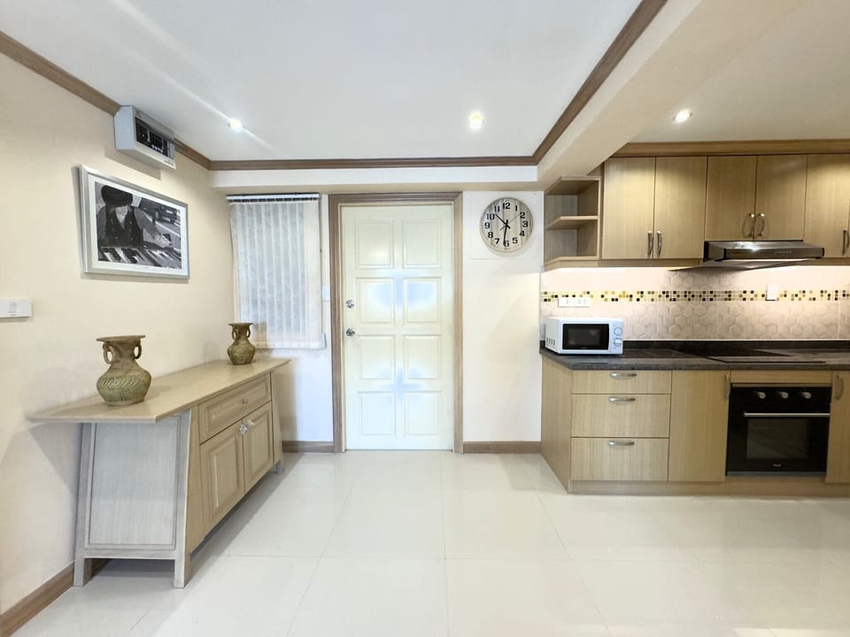 Apartment, 1 Bedroom, Smoking, City View | Interior
