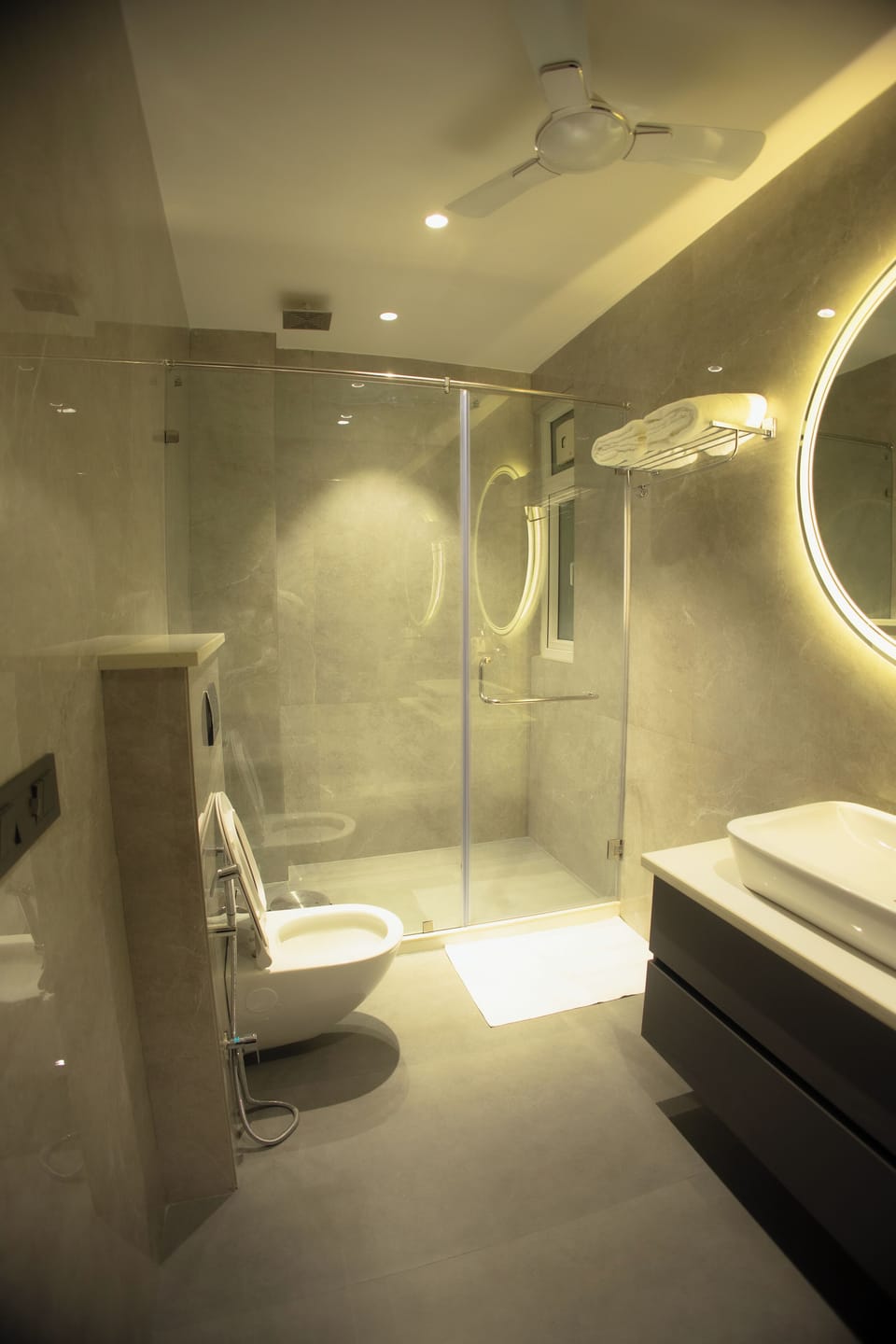 Deluxe Room, City View | Bathroom | Shower, free toiletries, hair dryer, slippers