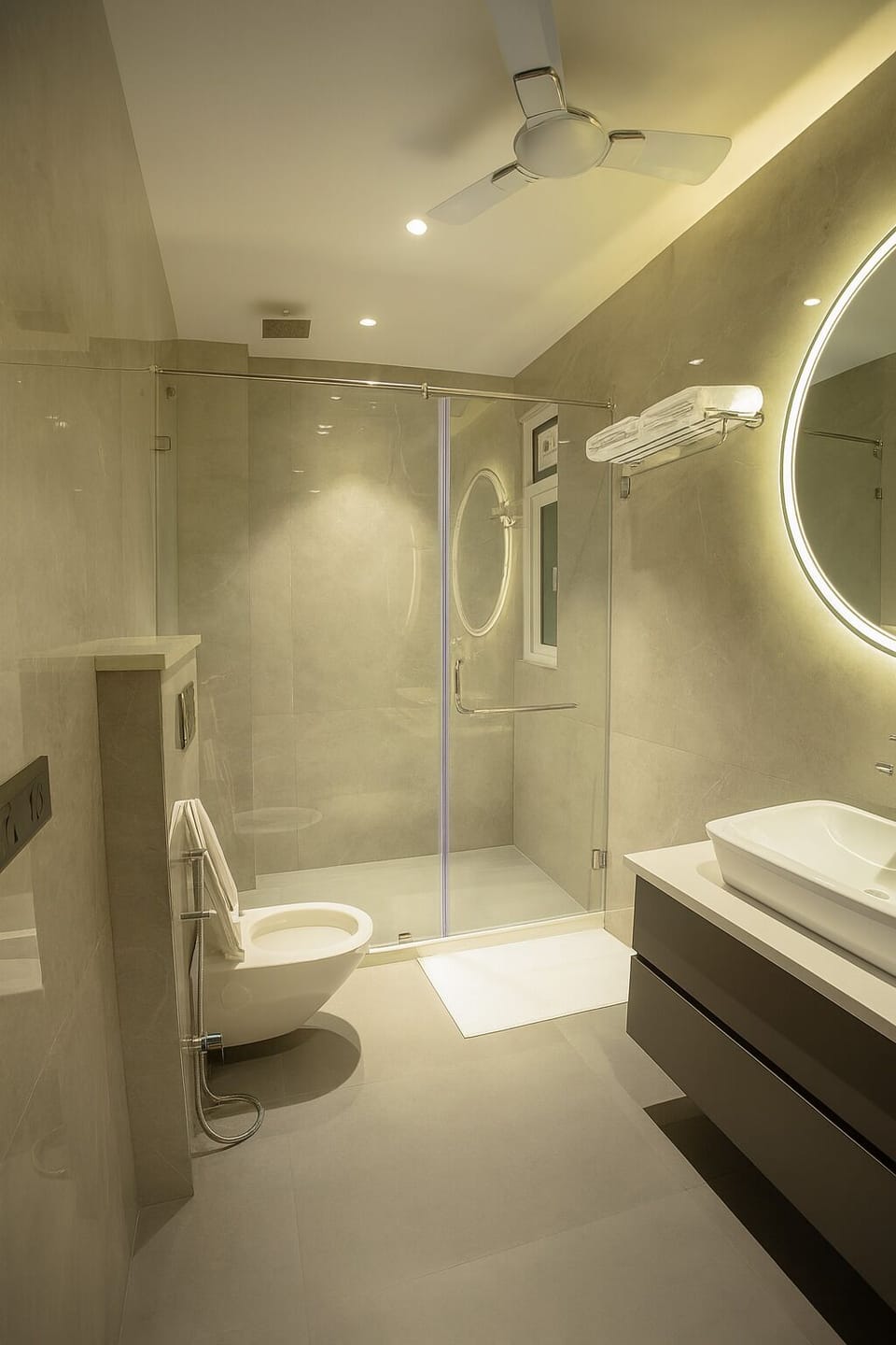 Deluxe Room, City View | Bathroom | Shower, free toiletries, hair dryer, slippers