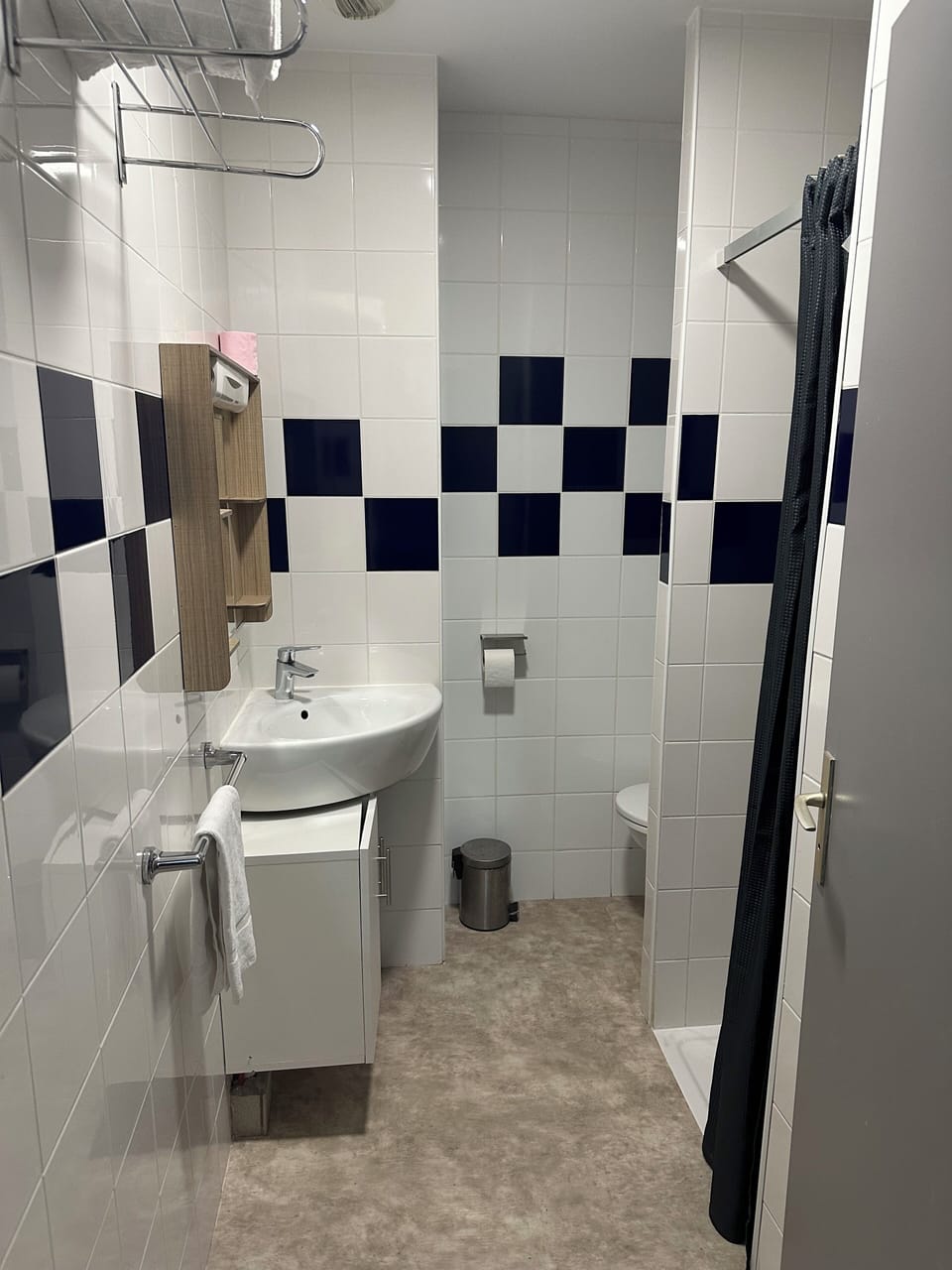 Classic Double Room, City View | Bathroom | Shower, towels, soap, shampoo