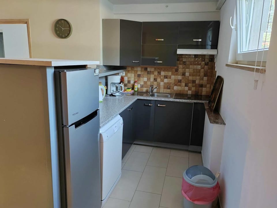 Apartment ((A5) ThreeBedroom Apartment with Priv) | Private kitchen | Fridge