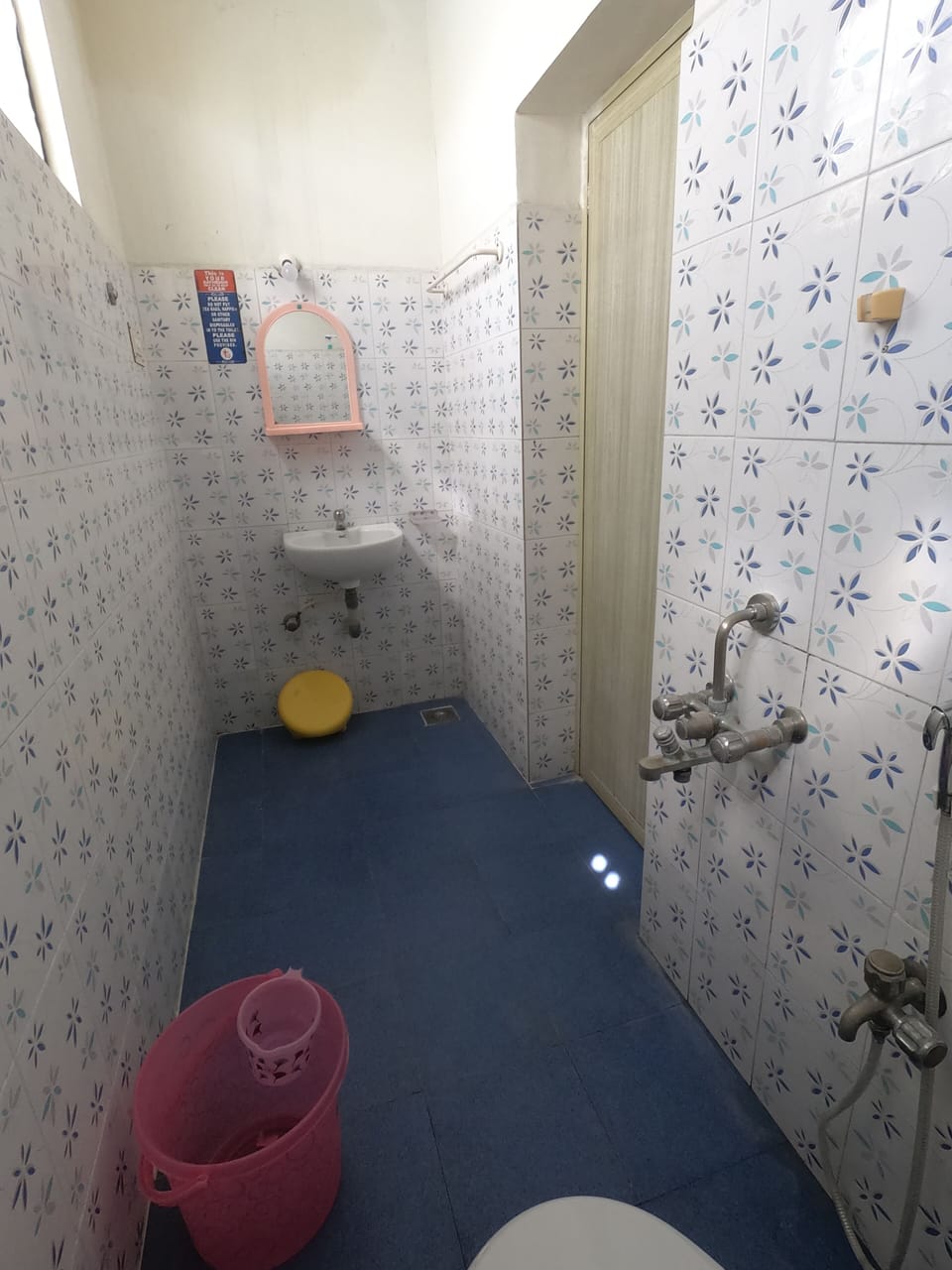 Shower, free toiletries, towels