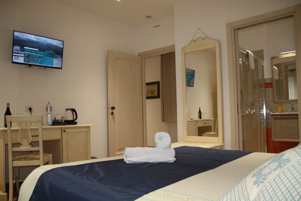 Comfort Room, 1 Bedroom, Ensuite, Courtyard View | Individually furnished, desk, laptop workspace, soundproofing