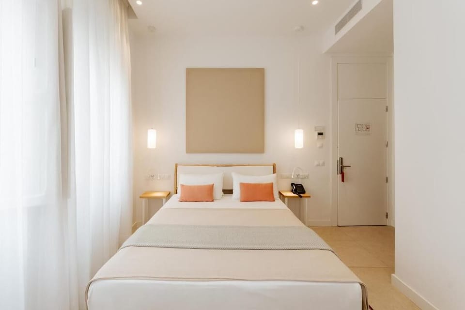 Standard Double Room | In-room safe, desk, soundproofing, iron/ironing board