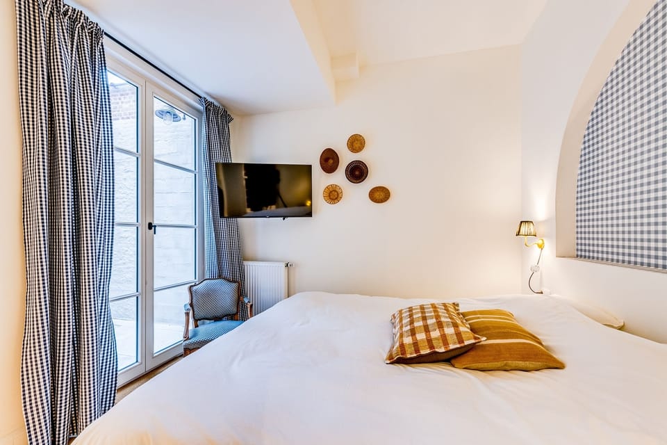 Deluxe Double Room, Courtyard View | Soundproofing, free WiFi