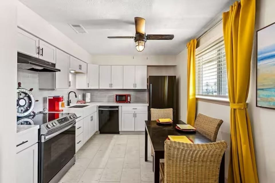 Family Apartment | Private kitchen | Full-size fridge, microwave, oven, stovetop
