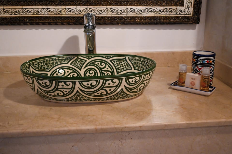 Junior Suite | Bathroom | Shower, hair dryer, bidet, towels