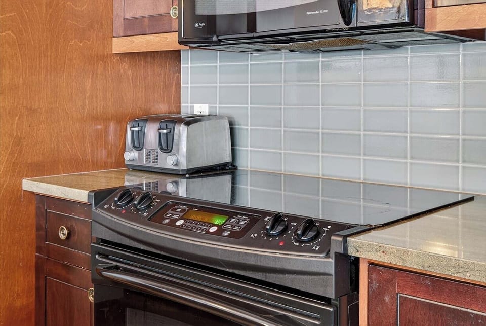 Family Condo, Mountain View | Private kitchen | Full-size fridge, microwave, oven, stovetop