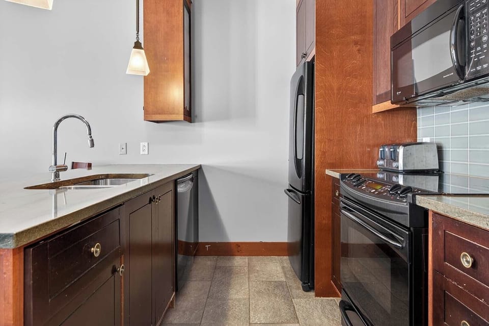 Family Condo, Mountain View | Private kitchen | Full-size fridge, microwave, oven, stovetop