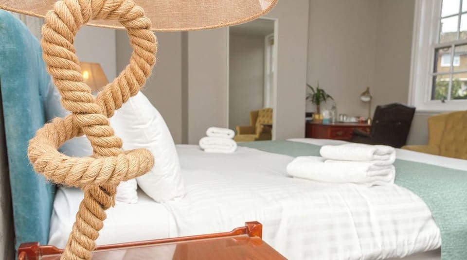 Deluxe Room, Ensuite | Desk, blackout drapes, iron/ironing board, rollaway beds