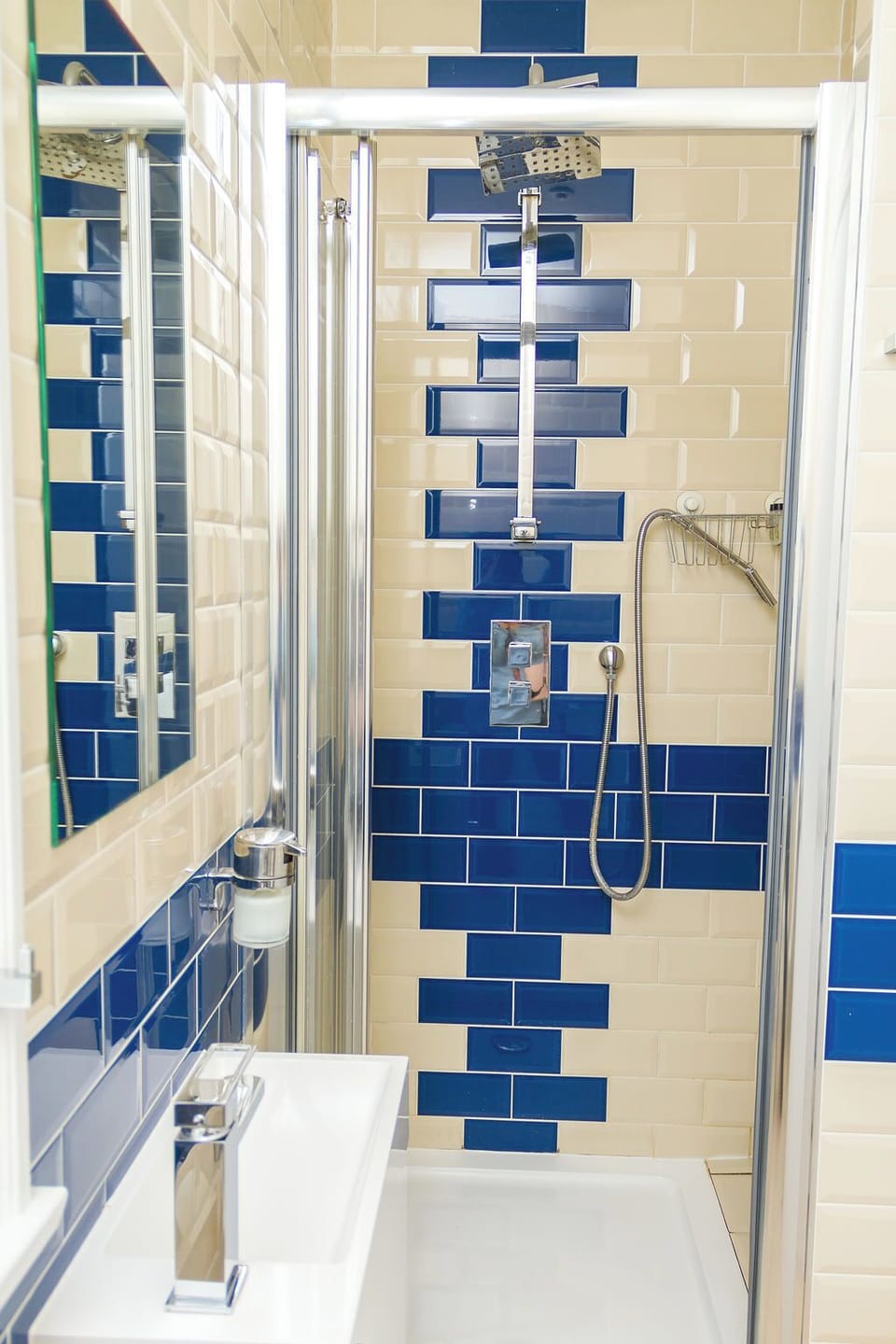 Deluxe Room, Ensuite | Bathroom | Free toiletries, hair dryer, towels, soap