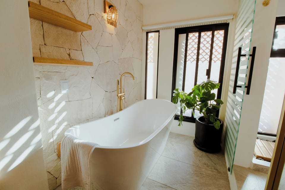 Deluxe Double Room, Bathtub | Bathroom | Hair dryer, towels, soap, shampoo
