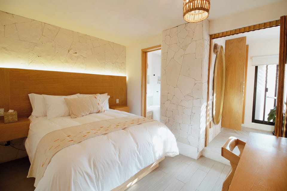 Deluxe Room, Bathtub | Premium bedding, in-room safe, desk, laptop workspace