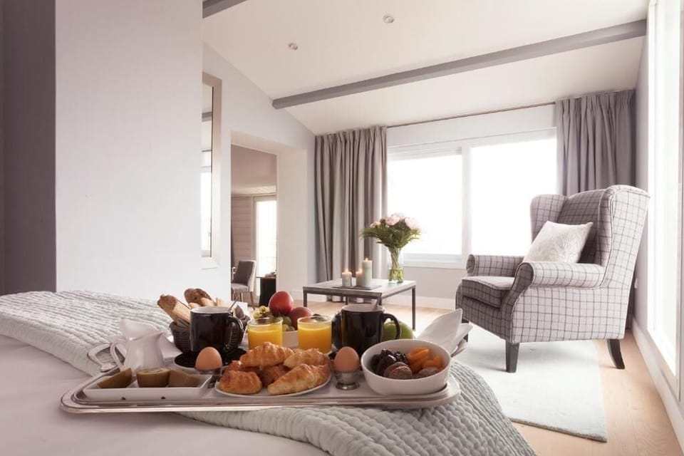 Comfort Suite, Ocean View | Premium bedding, minibar, in-room safe, desk