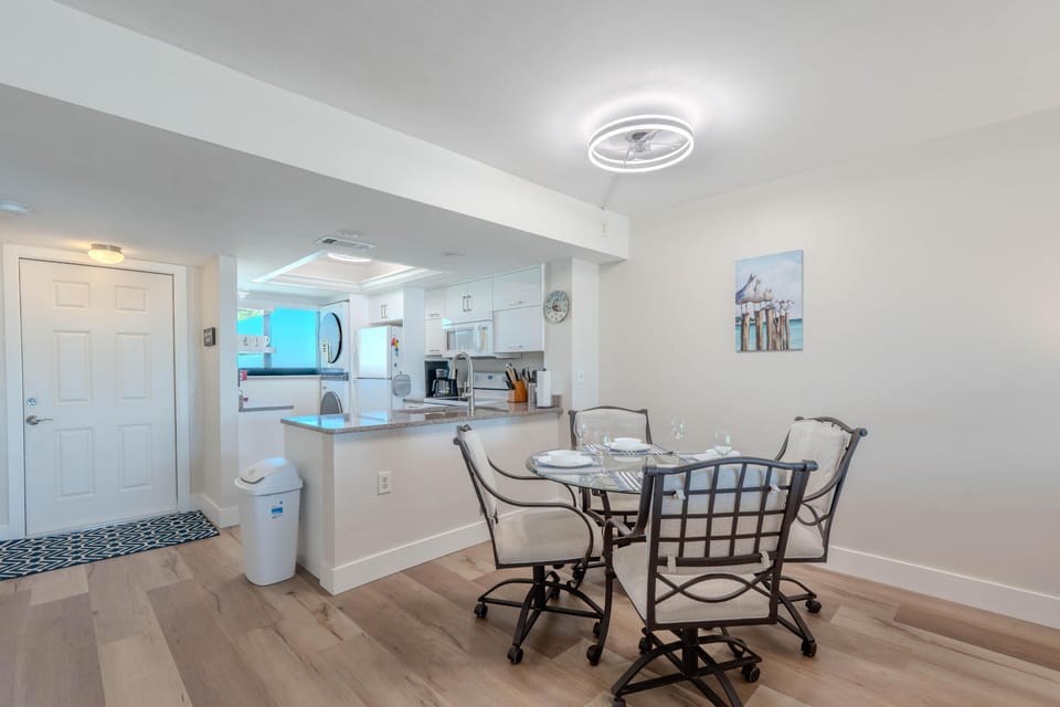 Condo, 1 King Bed (Carlos Pointe #515 - The Pelican Pad) | Dining