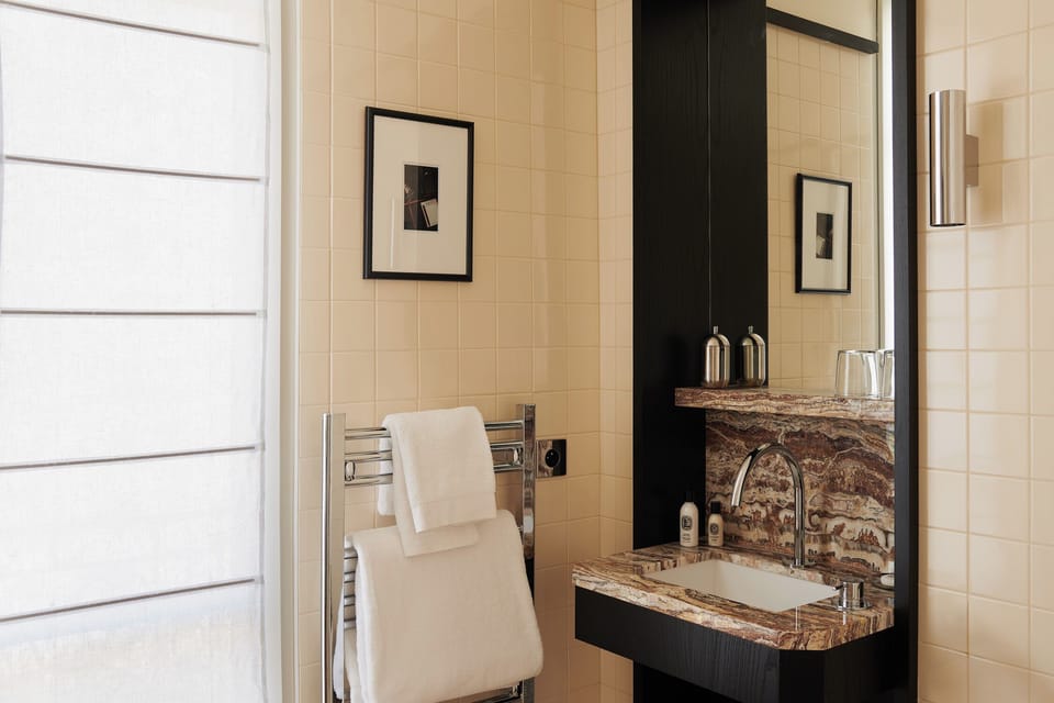 Deluxe Room | Bathroom | Free toiletries, hair dryer, bathrobes, towels