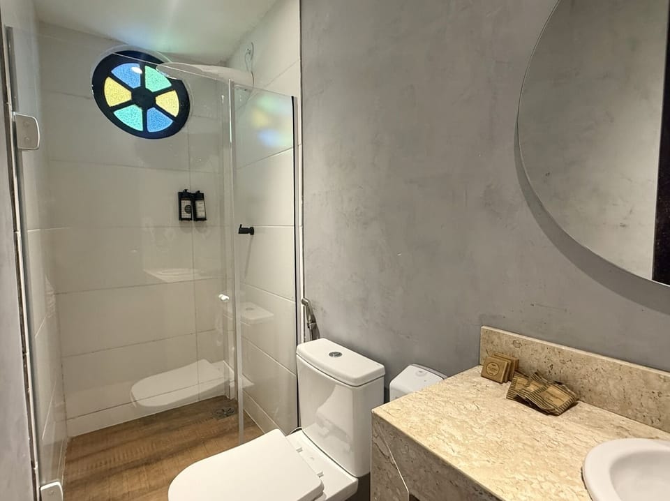 Studio Suite | Bathroom | Shower, free toiletries, hair dryer, towels