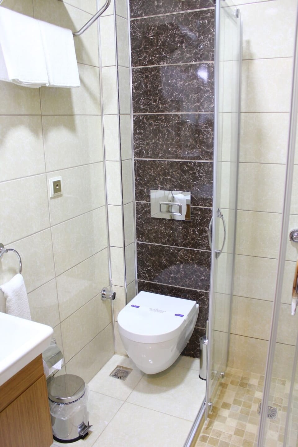 Shower, rainfall showerhead, free toiletries, hair dryer