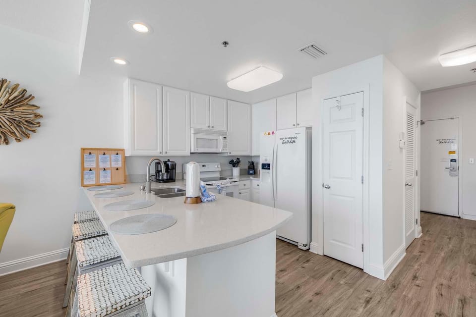 Condo, 1 King Bed with Sofa bed (Lighthouse 1416) | Private kitchen | Oven
