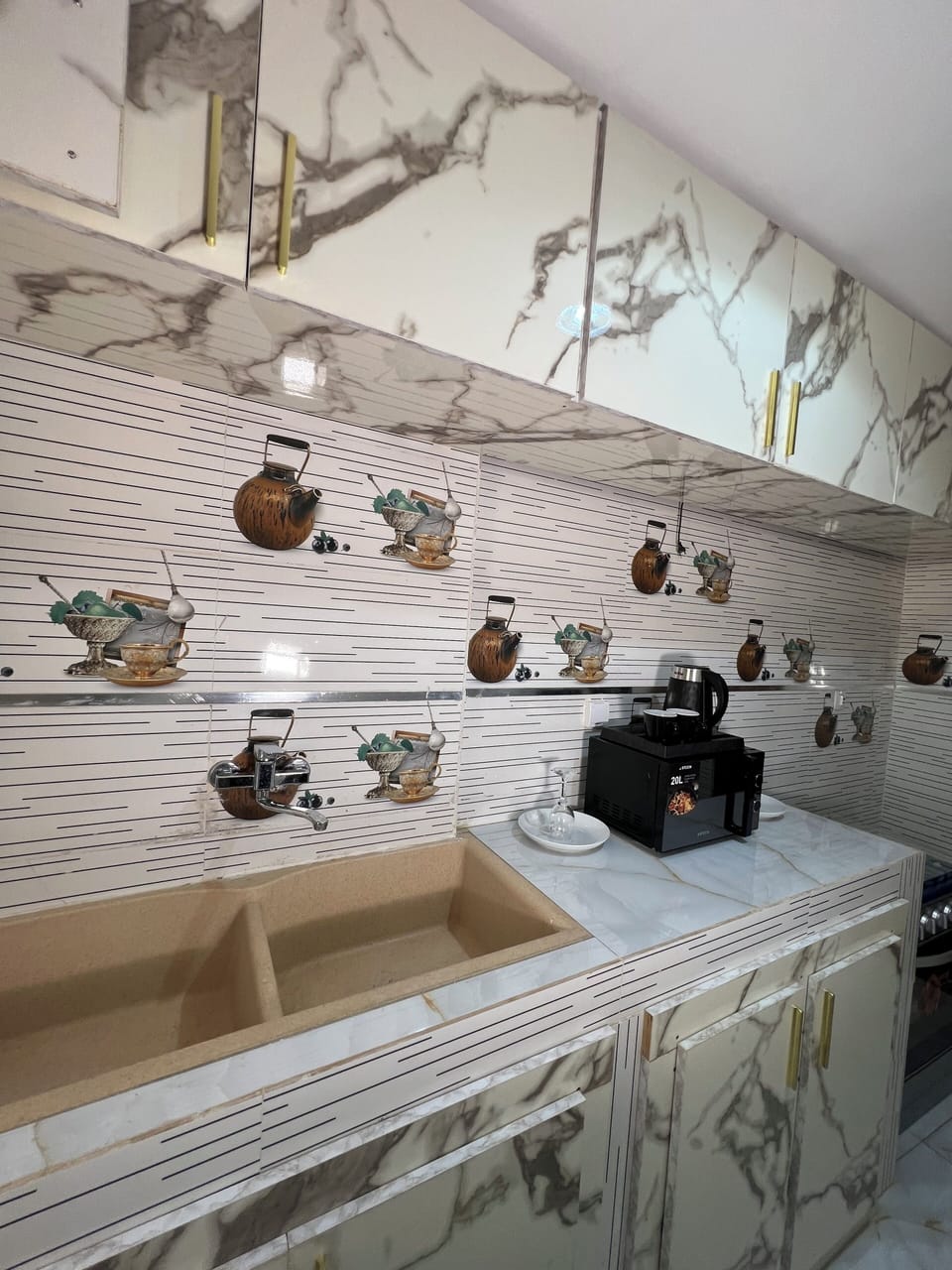Full-size fridge, microwave, oven, stovetop
