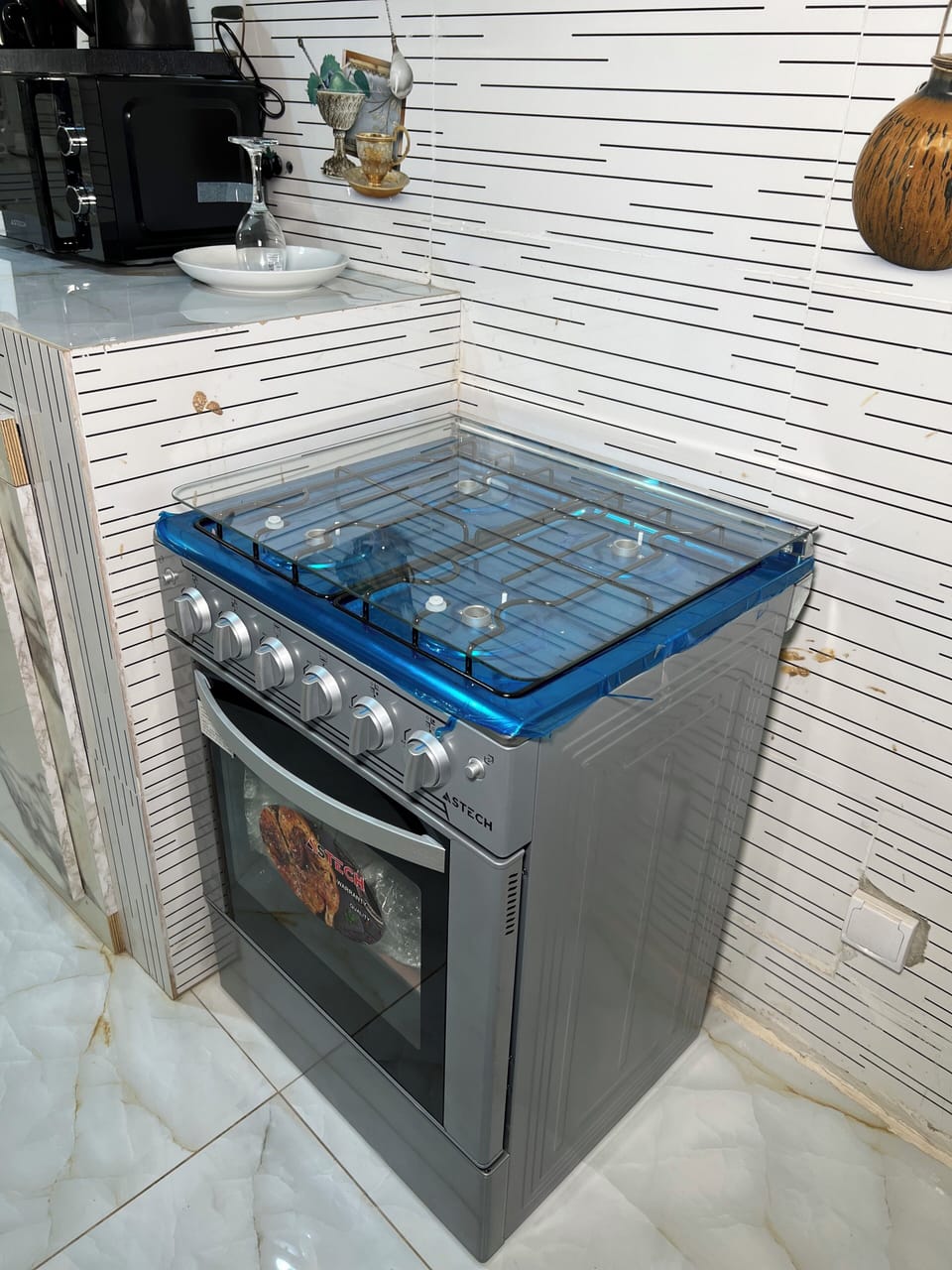 Full-size fridge, microwave, oven, stovetop