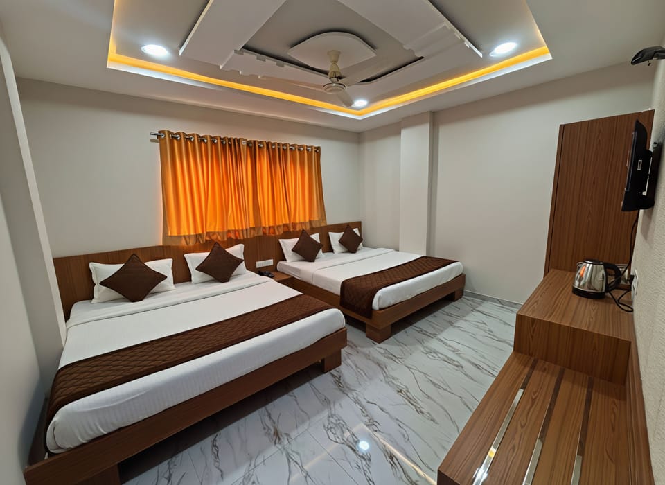 Family Room | Desk, laptop workspace, WiFi (free)