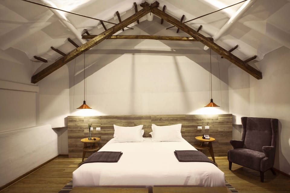 Signature Suite | Premium bedding, in-room safe, desk, bed sheets