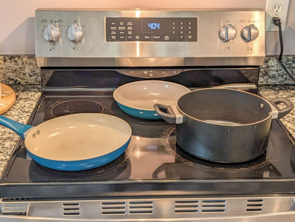 Classic Apartment, 4 Bedrooms, Pets Allowed | Private kitchen | Coffee/tea maker, full-size fridge, microwave, oven