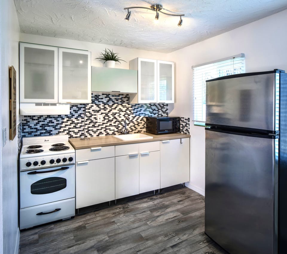 Full-size fridge, microwave, stovetop, coffee/tea maker