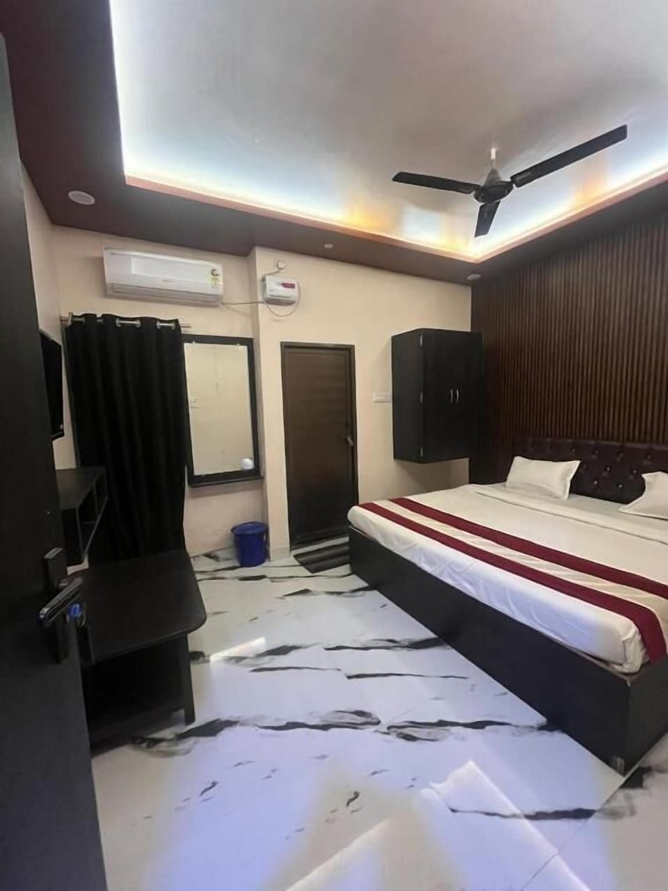 Desk, laptop workspace, free WiFi, bed sheets