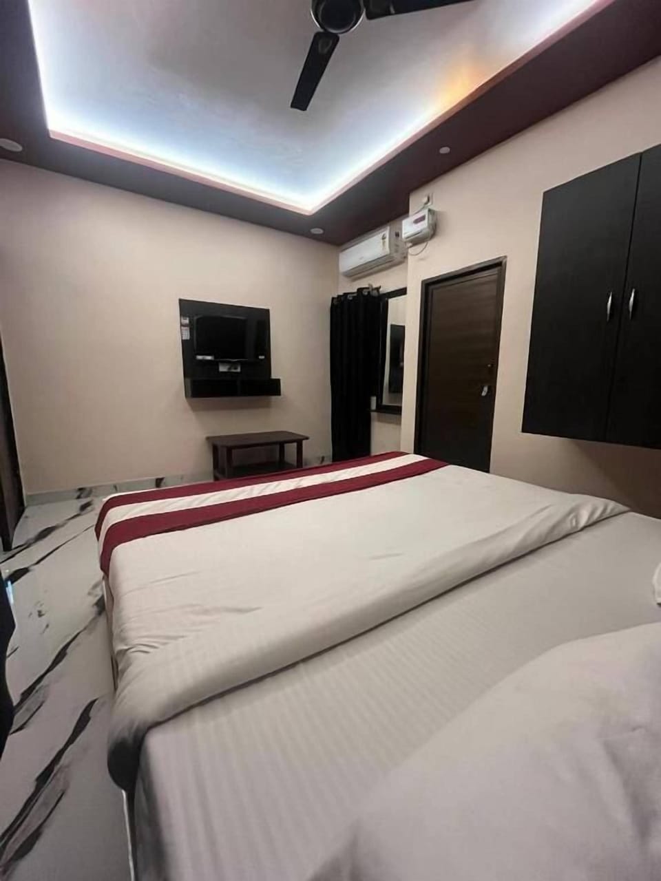 Desk, laptop workspace, free WiFi, bed sheets