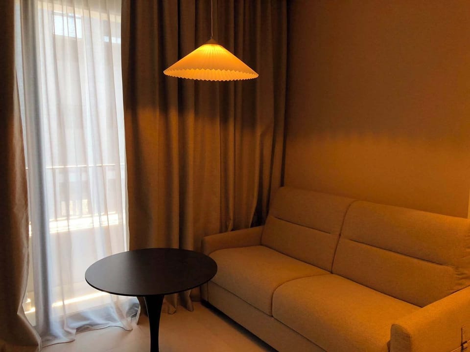 Comfort Suite | Minibar, in-room safe, desk, blackout drapes