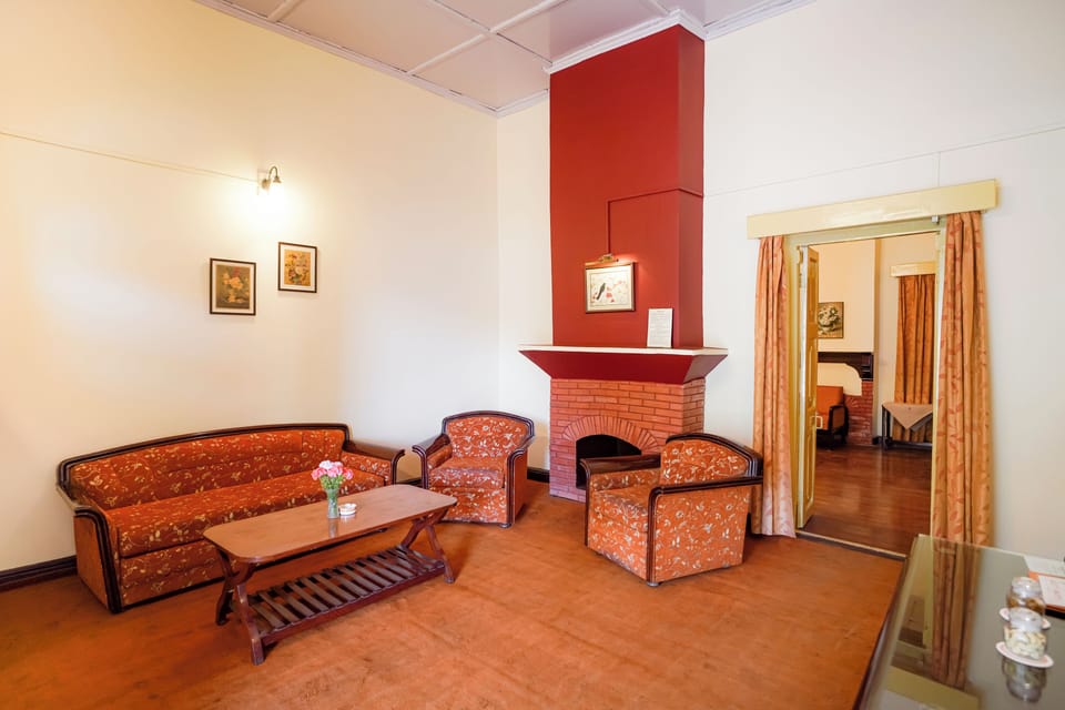 Heritage Junior Suite | Living area | 10-inch TV with cable channels, first-run movies