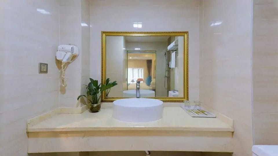 Elegant King Room | Bathroom | Shower, hair dryer, towels, soap