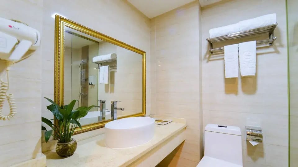 Exclusive King Room | Bathroom | Shower, hair dryer, towels, soap