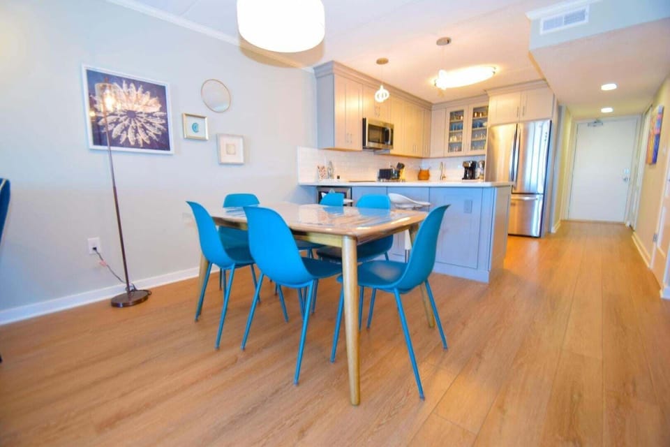 Condo, 2 Bedrooms | Dining