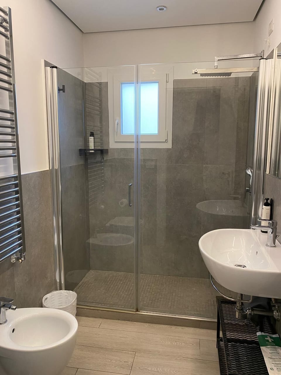 Deluxe Room | Bathroom | Shower, hair dryer, towels, soap