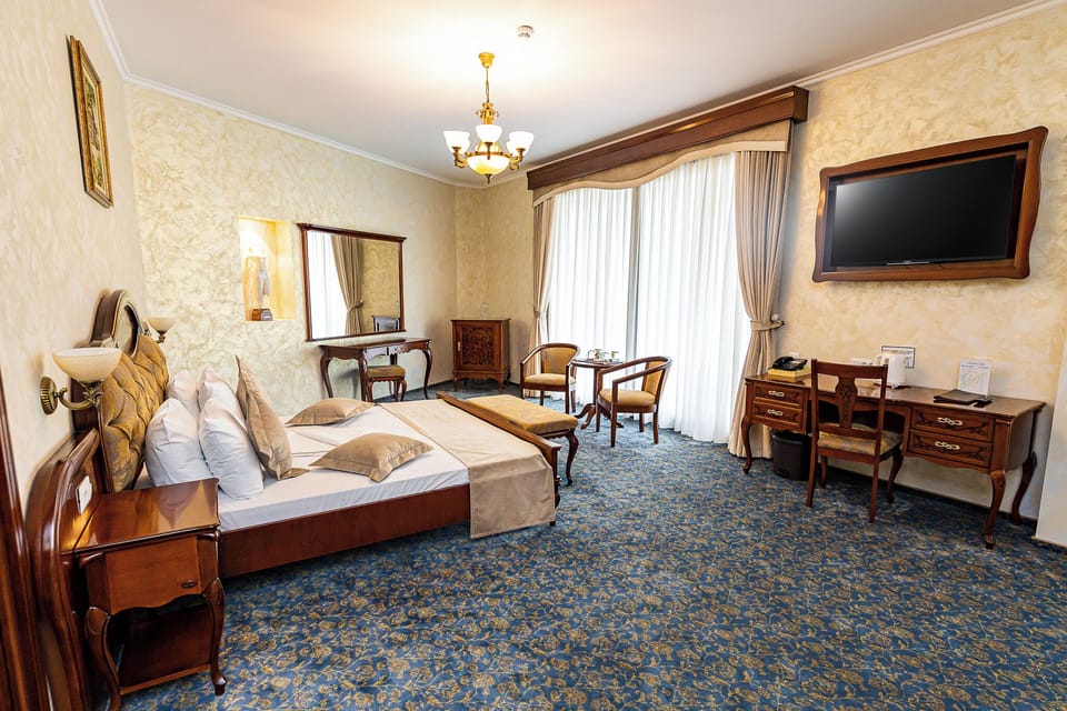 Suite, Balcony, Lake View | Minibar, in-room safe, iron/ironing board, free WiFi