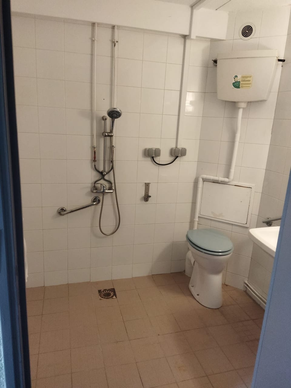 Economy Double Room | Bathroom | Shampoo, toilet paper