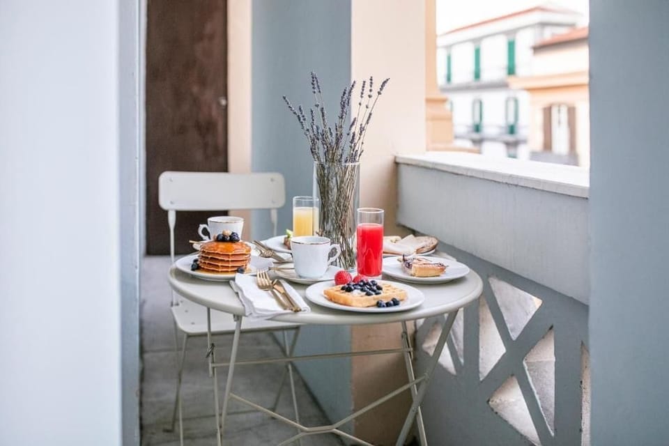 Junior Suite, Balcony, City View | Dining