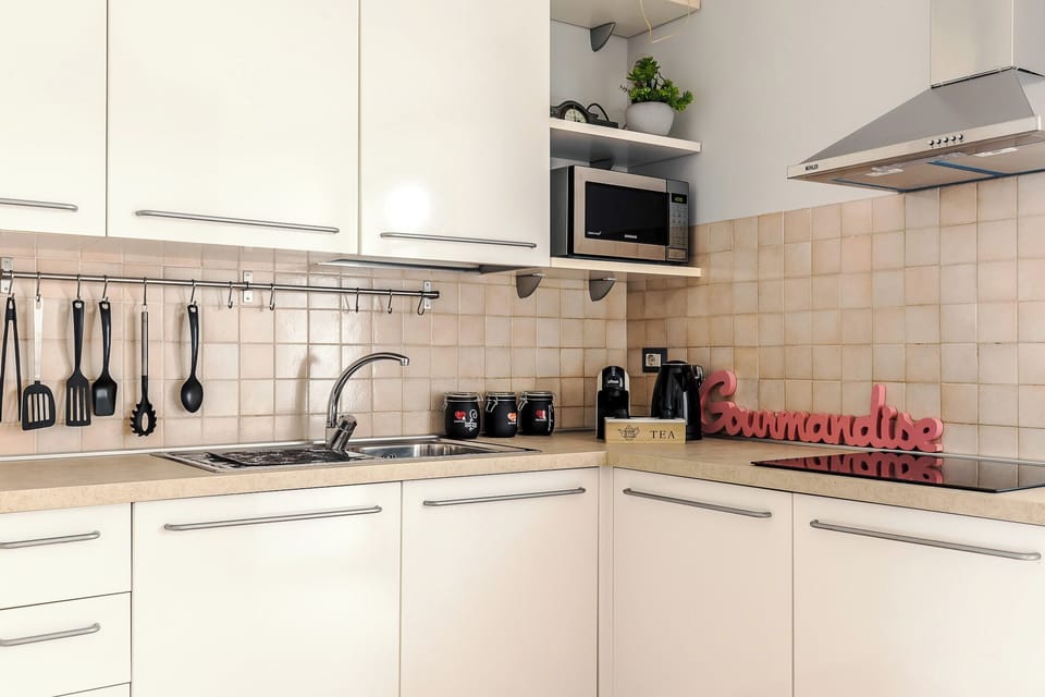 Full-size fridge, microwave, stovetop, dishwasher