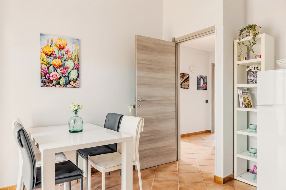 Full-size fridge, microwave, stovetop, dishwasher