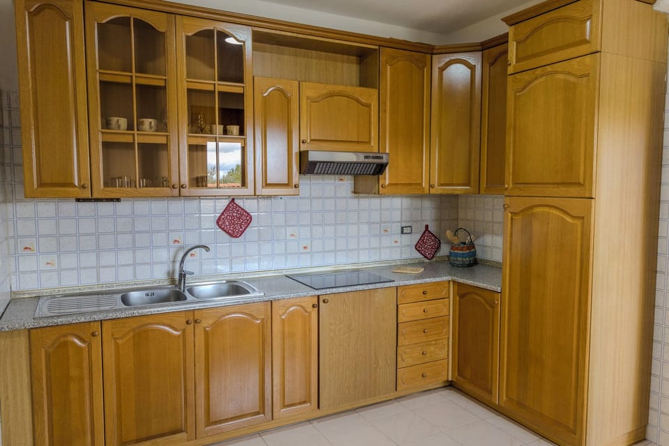 Full-size fridge, stovetop, cookware/dishes/utensils