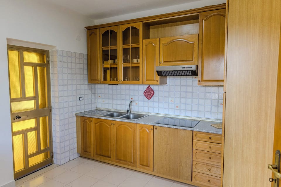 Full-size fridge, stovetop, cookware/dishes/utensils