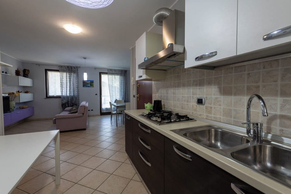 Full-size fridge, microwave, oven, stovetop
